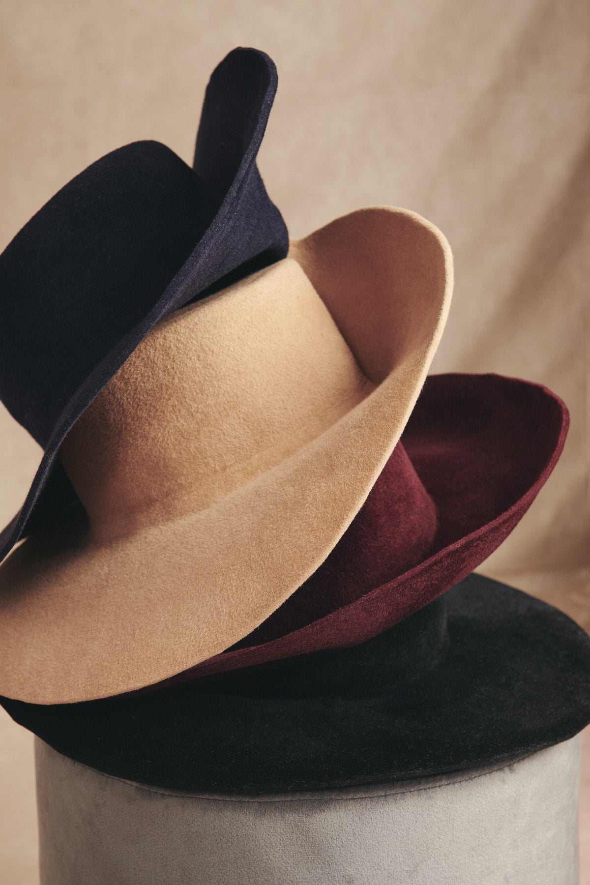 SOMBRERO ERAN BURDEOS