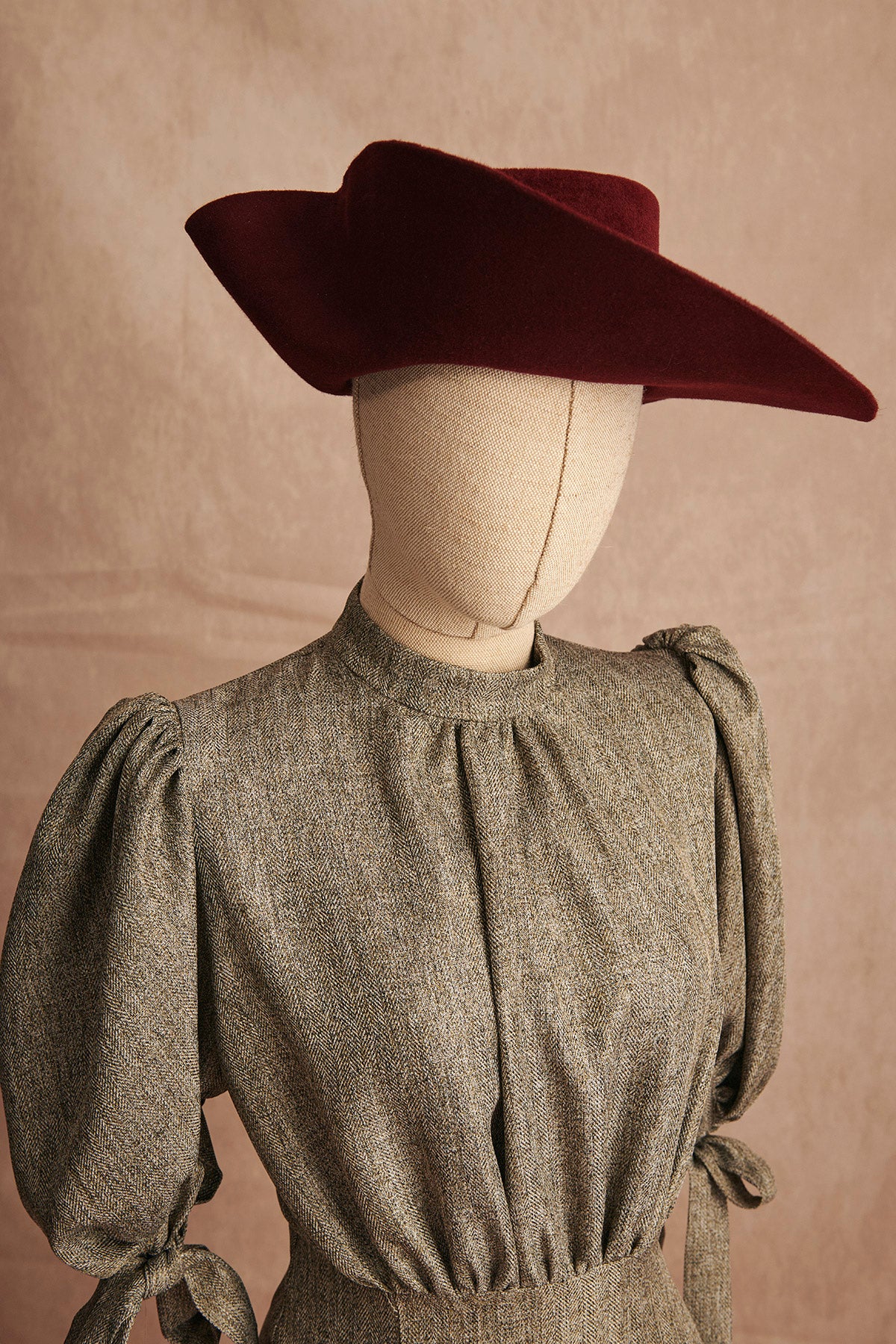 SOMBRERO ERAN BURDEOS