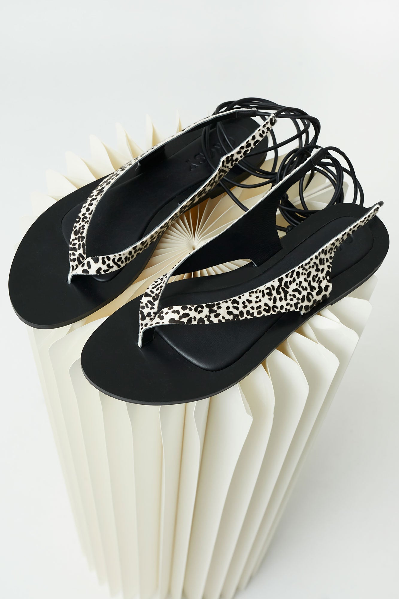 SANDALIAS VALETABLANCO Y NEGRO 