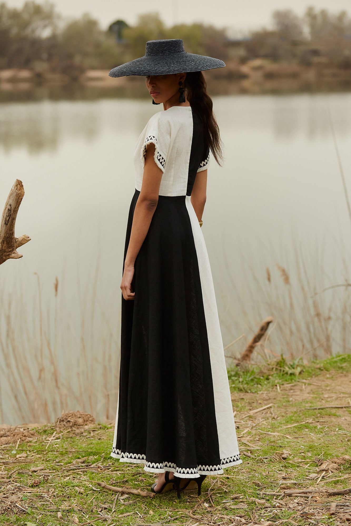 CARMELA WHITE/BLACK DRESS