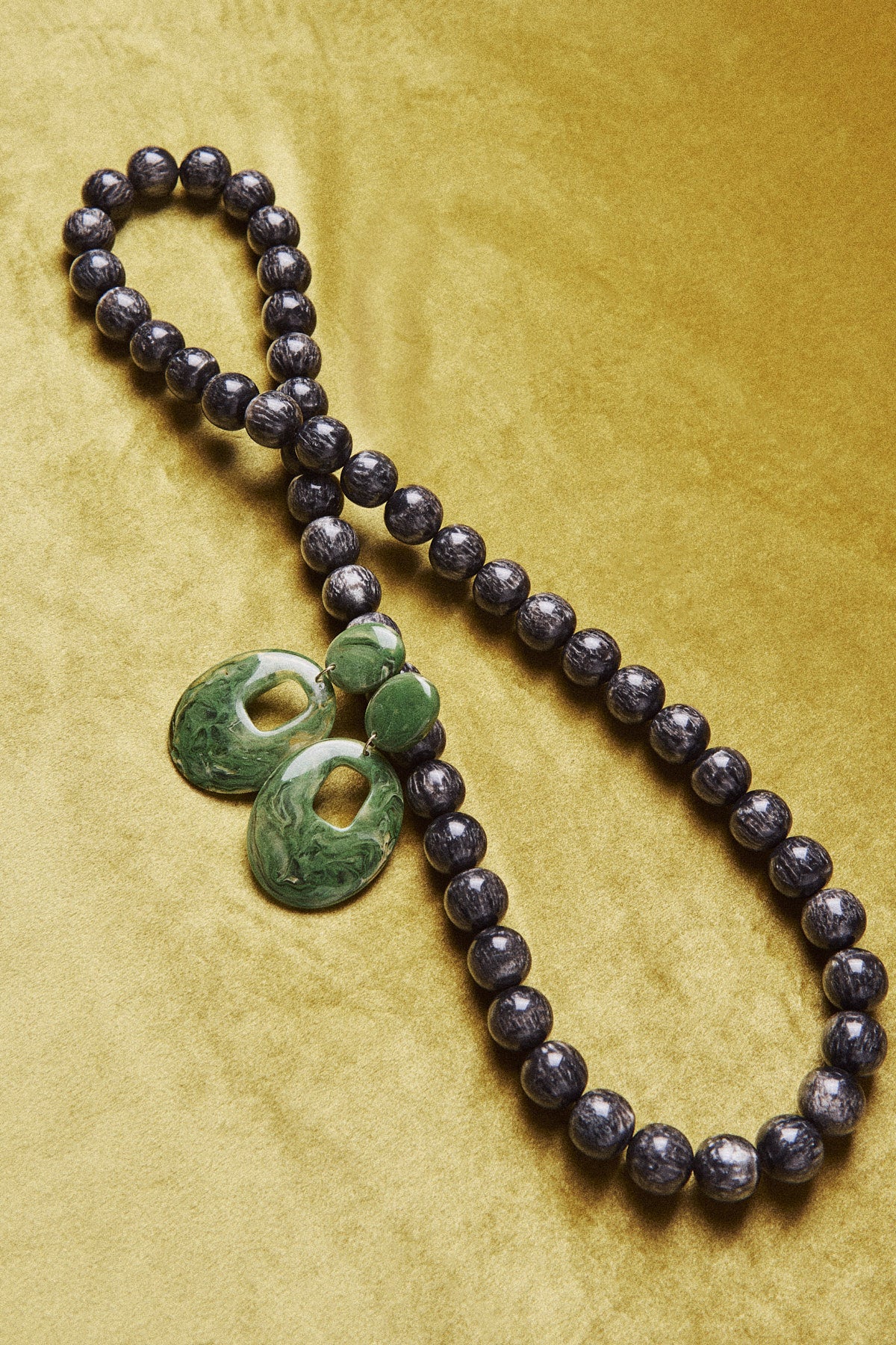 BLACK GOLDEN NECKLACE