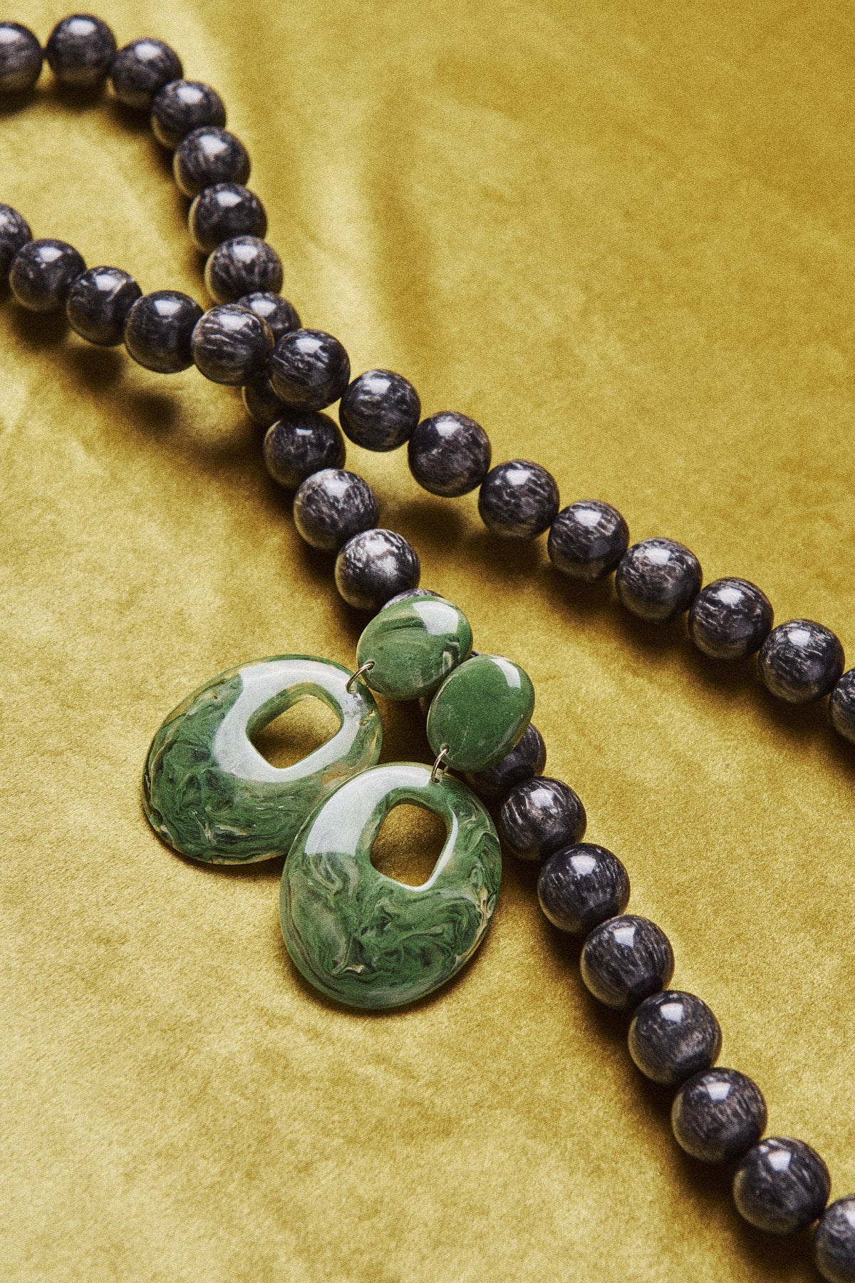 BLACK GOLDEN NECKLACE