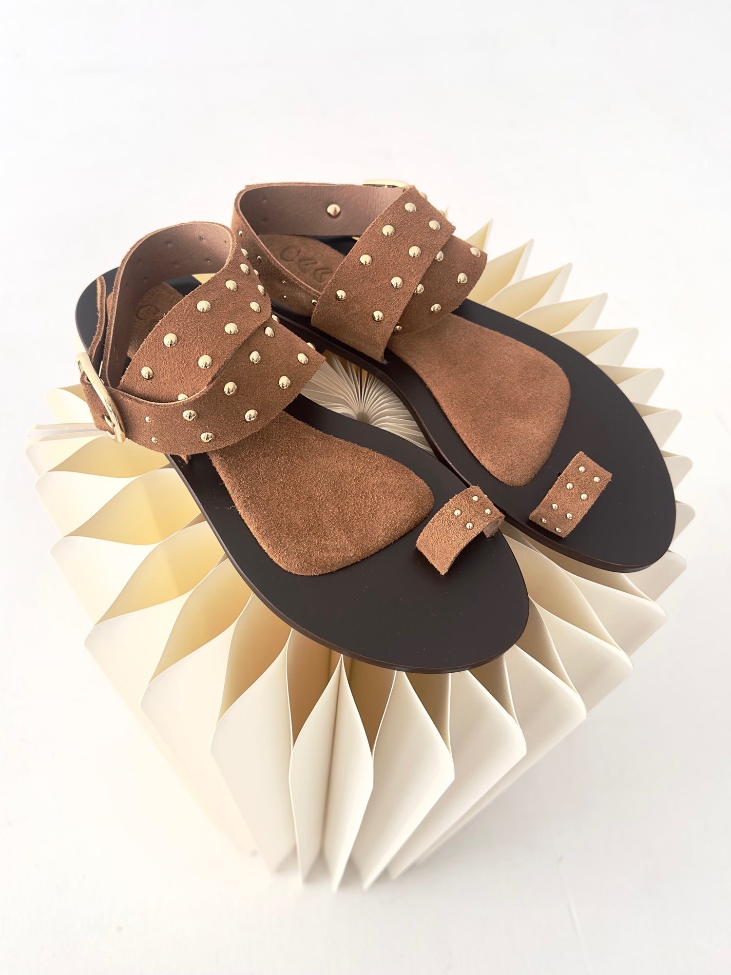 SANDALIAS TACHAS MARRON